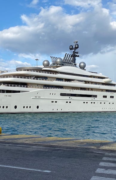 Mega yacht 